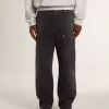 Jeans da uomo in cotone nero effetto consumato con toppe frontali