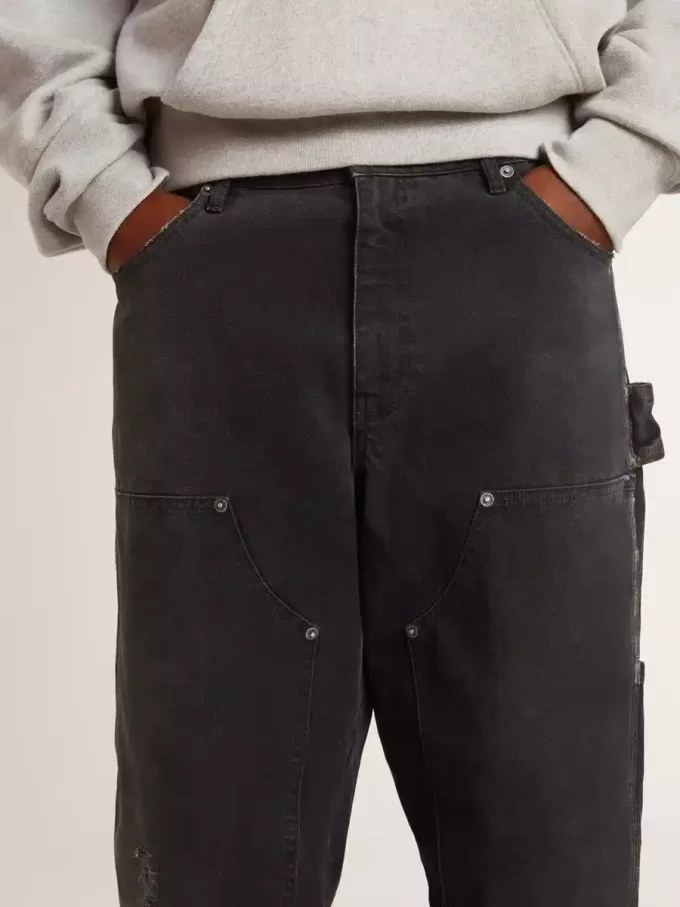 Jeans da uomo in cotone nero effetto consumato con toppe frontali