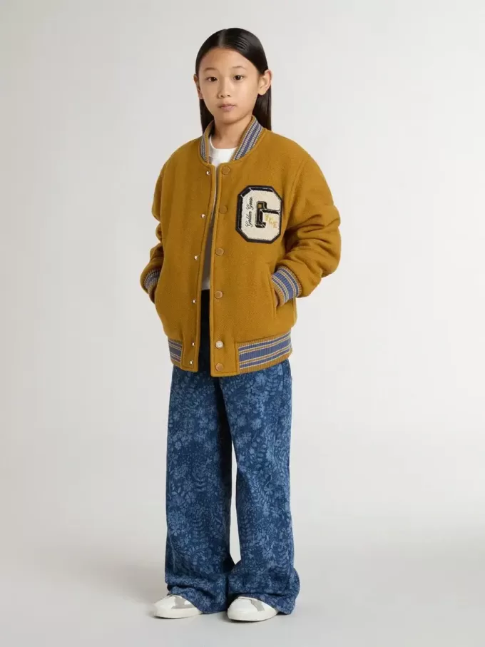 Jeans larghi da bambina con stampa e lavaggio medio Jeans larghi da bambina con stampa e lavaggio medio