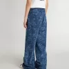 Jeans larghi da bambina con stampa e lavaggio medio Jeans larghi da bambina con stampa e lavaggio medio