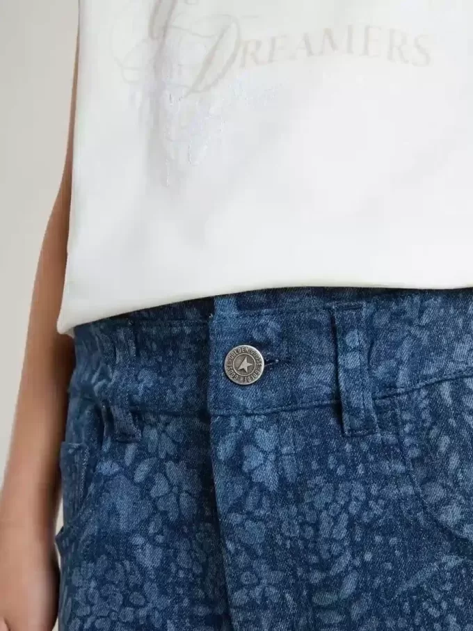 Jeans larghi da bambina con stampa e lavaggio medio Jeans larghi da bambina con stampa e lavaggio medio