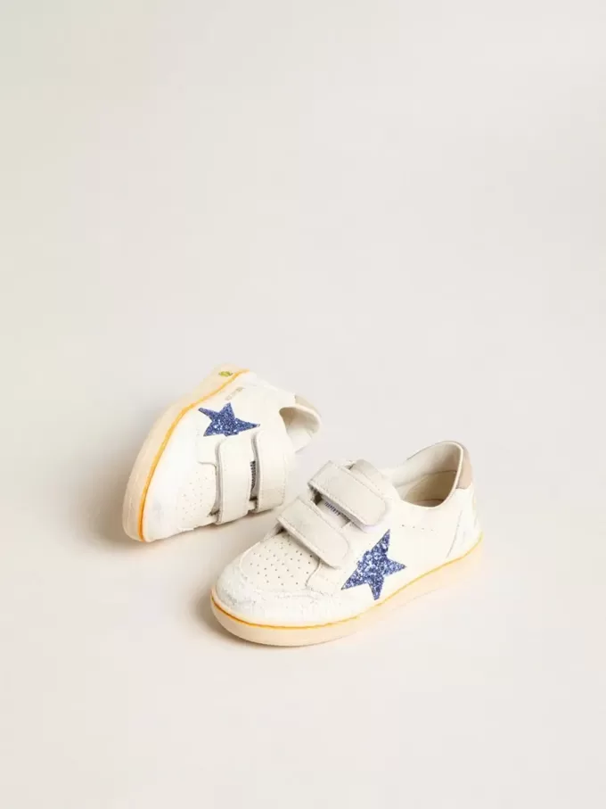 Junior Ball Star con stella blu glitterata e linguetta sul tallone in pelle scamosciata beige Junior Ball Star con stella blu glitterata e linguetta sul tallone in pelle scamosciata beige
