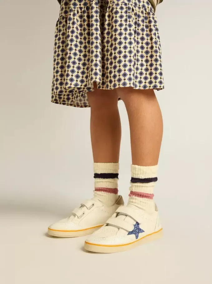 Junior Ball Star con stella blu glitterata e linguetta sul tallone in pelle scamosciata beige Junior Ball Star con stella blu glitterata e linguetta sul tallone in pelle scamosciata beige