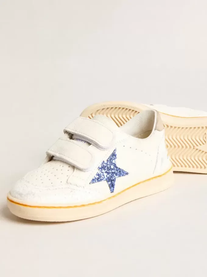 Junior Ball Star con stella blu glitterata e linguetta sul tallone in pelle scamosciata beige Junior Ball Star con stella blu glitterata e linguetta sul tallone in pelle scamosciata beige