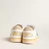 Junior Ball Star con stella blu glitterata e linguetta sul tallone in pelle scamosciata beige Junior Ball Star con stella blu glitterata e linguetta sul tallone in pelle scamosciata beige