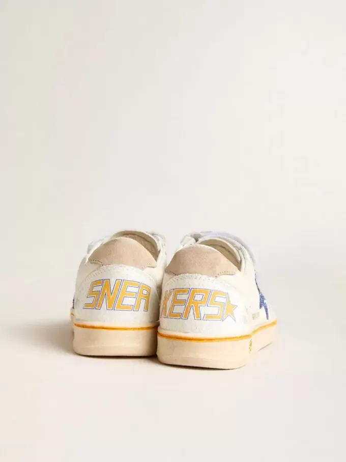 Junior Ball Star con stella blu glitterata e linguetta sul tallone in pelle scamosciata beige Junior Ball Star con stella blu glitterata e linguetta sul tallone in pelle scamosciata beige