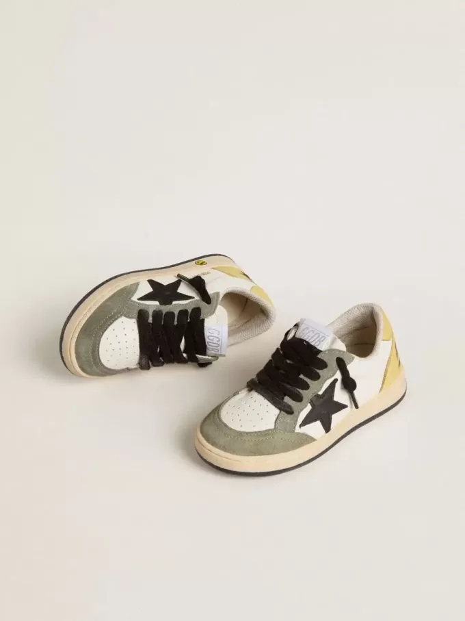 Junior Ball Star in nappa bianca con inserti in pelle scamosciata verde scuro e stella nera Junior Ball Star in nappa bianca con inserti in pelle scamosciata verde scuro e stella nera