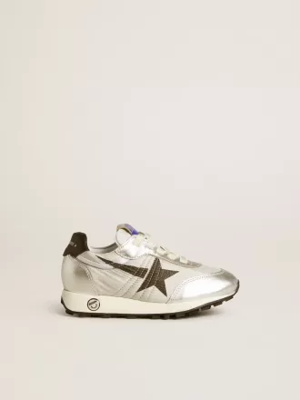 Junior Marathon in nylon argentato con stella nera e linguetta in pelle sul tallone Junior Marathon in nylon argentato con stella nera e linguetta in pelle sul tallone
