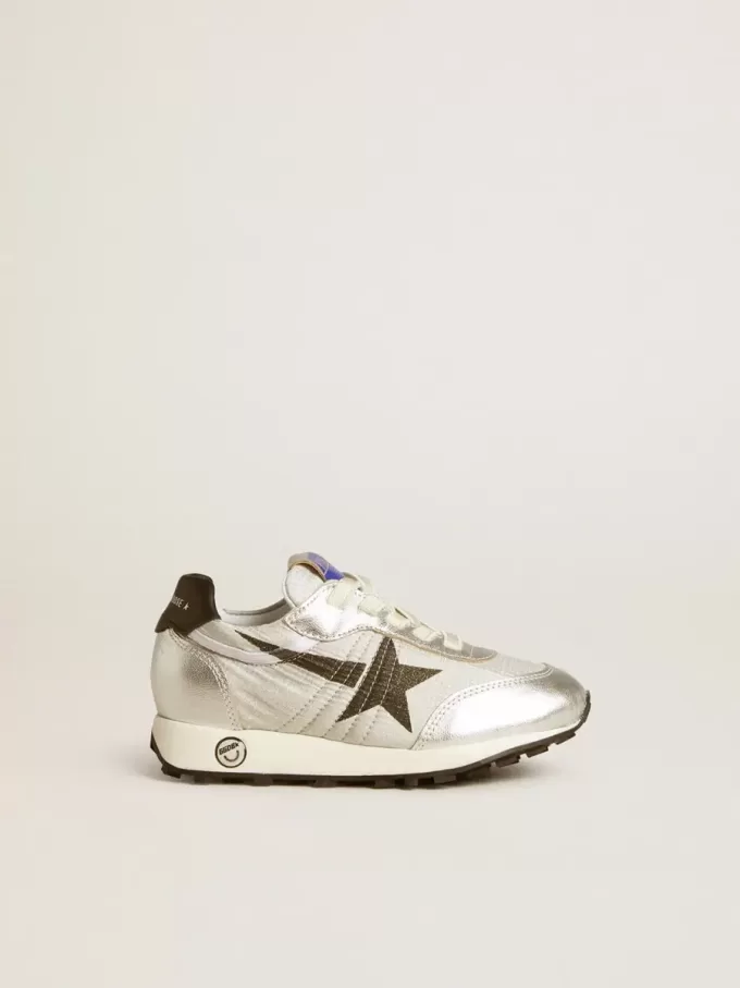 Junior Marathon in nylon argentato con stella nera e linguetta in pelle sul tallone Junior Marathon in nylon argentato con stella nera e linguetta in pelle sul tallone