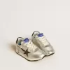 Junior Marathon in nylon argentato con stella nera e linguetta in pelle sul tallone Junior Marathon in nylon argentato con stella nera e linguetta in pelle sul tallone