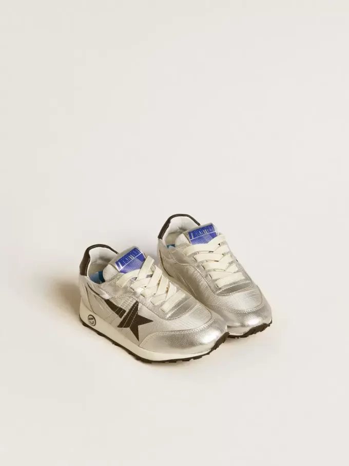 Junior Marathon in nylon argentato con stella nera e linguetta in pelle sul tallone Junior Marathon in nylon argentato con stella nera e linguetta in pelle sul tallone