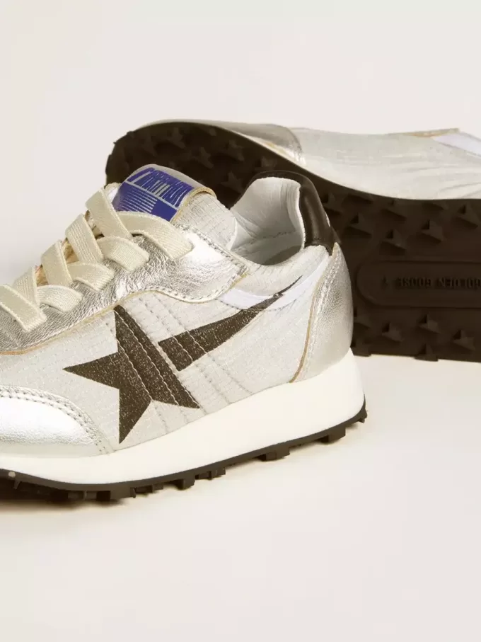 Junior Marathon in nylon argentato con stella nera e linguetta in pelle sul tallone Junior Marathon in nylon argentato con stella nera e linguetta in pelle sul tallone