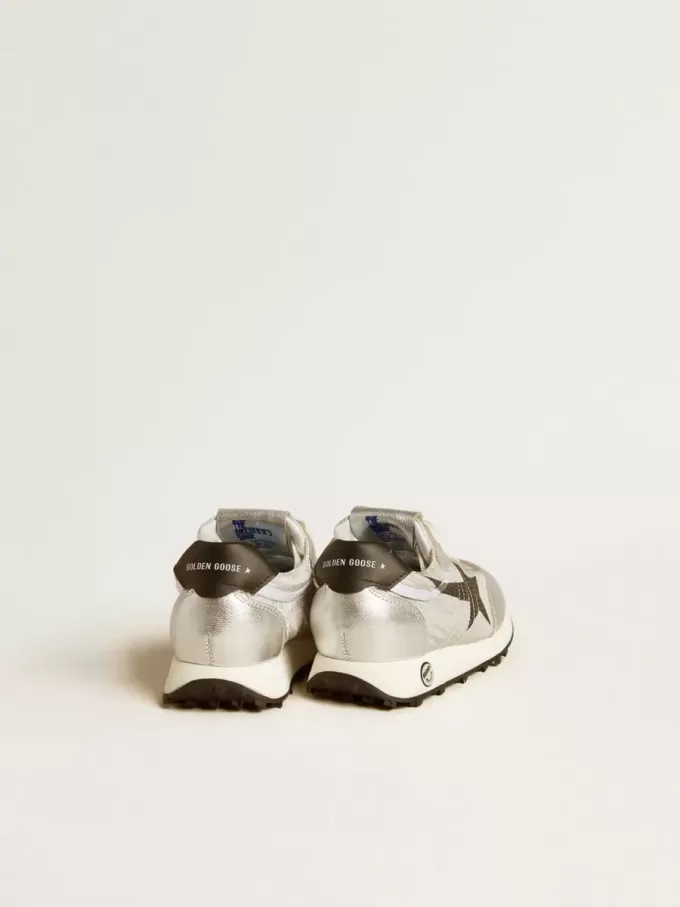 Junior Marathon in nylon argentato con stella nera e linguetta in pelle sul tallone Junior Marathon in nylon argentato con stella nera e linguetta in pelle sul tallone