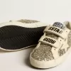 Junior Old School in glitter platino con stella e linguetta sul tallone in pelle Junior Old School in glitter platino con stella e linguetta sul tallone in pelle