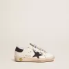 Young Old School in pelle bianca con stella e linguetta sul tallone in pelle scamosciata blu