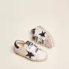 Young Old School in pelle bianca con stella e linguetta sul tallone in pelle scamosciata blu