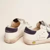 Young Old School in pelle bianca con stella e linguetta sul tallone in pelle scamosciata blu