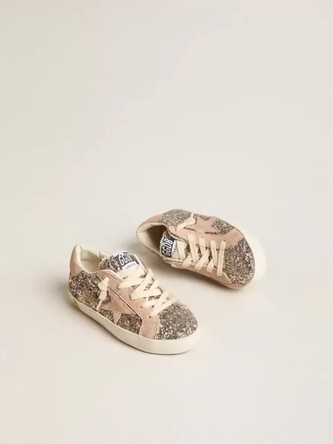 Junior Super-Star glitterata con stella in pelle scamosciata e linguetta sul tallone Junior Super-Star glitterata con stella in pelle scamosciata e linguetta sul tallone