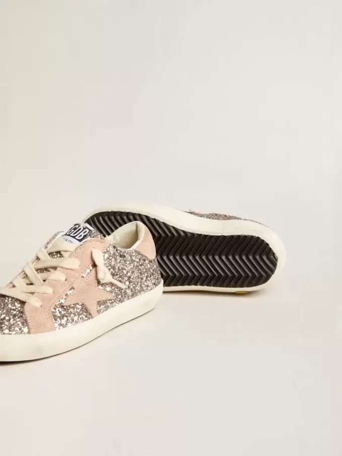 Junior Super-Star glitterata con stella in pelle scamosciata e linguetta sul tallone Junior Super-Star glitterata con stella in pelle scamosciata e linguetta sul tallone