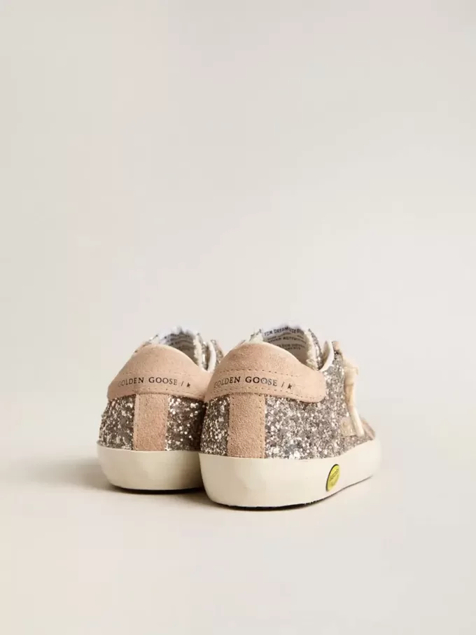 Junior Super-Star glitterata con stella in pelle scamosciata e linguetta sul tallone Junior Super-Star glitterata con stella in pelle scamosciata e linguetta sul tallone