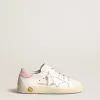 Junior Super-Star in pelle bianca con stella metallizzata argento e linguetta rosa sul tallone Junior Super-Star in pelle bianca con stella metallizzata argento e linguetta rosa sul tallone