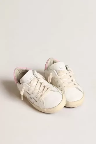 Junior Super-Star in pelle bianca con stella metallizzata argento e linguetta rosa sul tallone