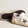 Junior Super-Star in pelle bianca con stella metallizzata argento e linguetta rosa sul tallone Junior Super-Star in pelle bianca con stella metallizzata argento e linguetta rosa sul tallone