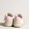 Junior Super-Star in pelle bianca con stella metallizzata argento e linguetta rosa sul tallone Junior Super-Star in pelle bianca con stella metallizzata argento e linguetta rosa sul tallone