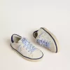 Junior Super-Star in pelle bianca con tallone in camoscio blu Junior Super-Star in pelle bianca con tallone in camoscio blu
