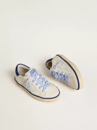 Junior Super-Star in pelle bianca con tallone in camoscio blu Junior Super-Star in pelle bianca con tallone in camoscio blu