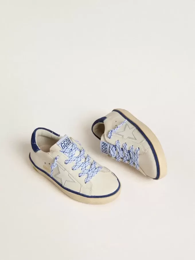 Junior Super-Star in pelle bianca con tallone in camoscio blu Junior Super-Star in pelle bianca con tallone in camoscio blu