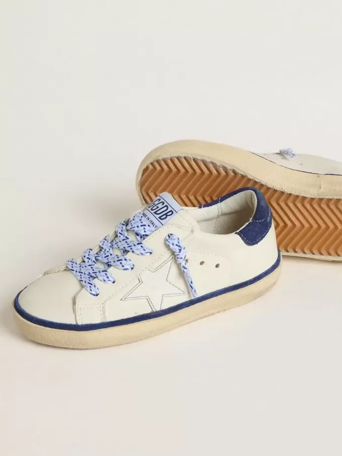 Junior Super-Star in pelle bianca con tallone in camoscio blu Junior Super-Star in pelle bianca con tallone in camoscio blu