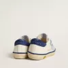 Junior Super-Star in pelle bianca con tallone in camoscio blu Junior Super-Star in pelle bianca con tallone in camoscio blu