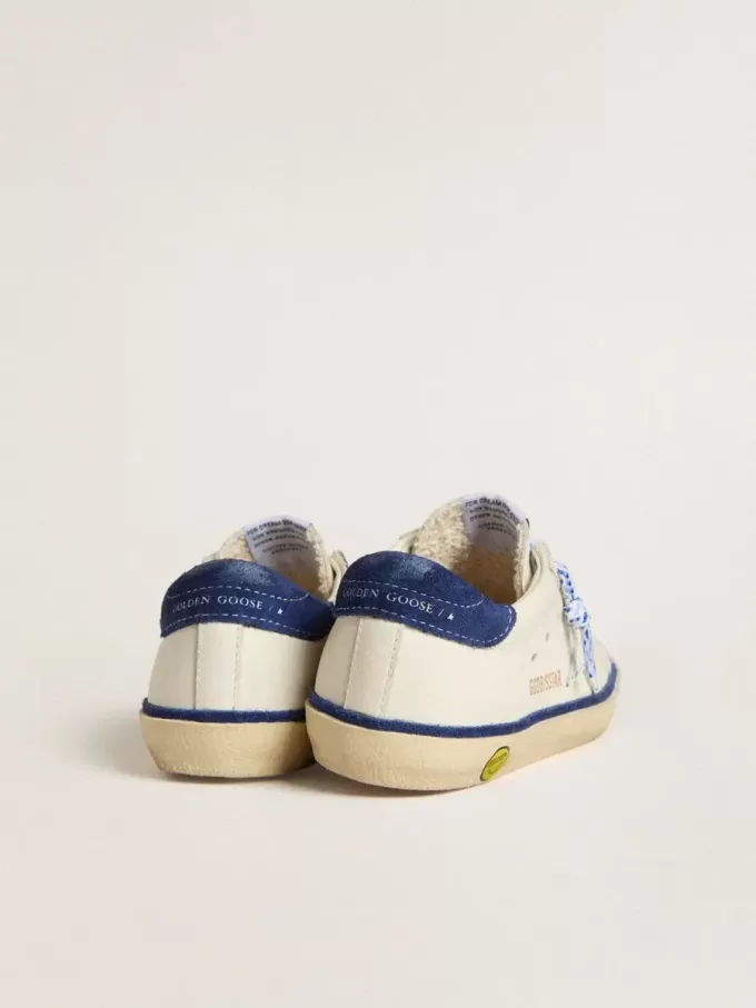 Junior Super-Star in pelle bianca con tallone in camoscio blu Junior Super-Star in pelle bianca con tallone in camoscio blu