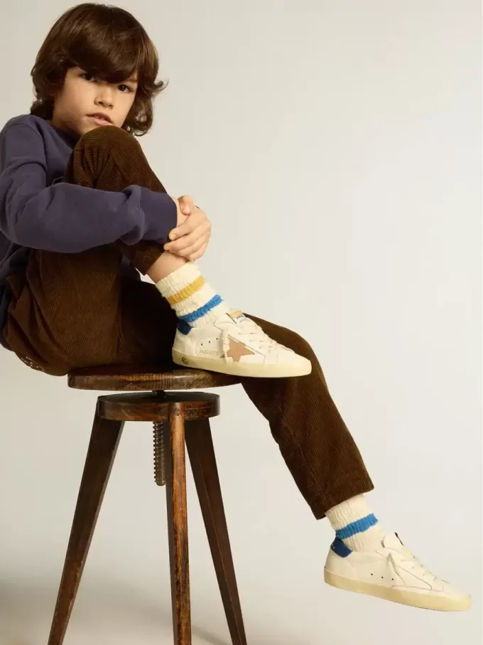 Junior Super-Star in pelle nappa con stella beige e linguetta blu sul tallone Junior Super-Star in pelle nappa con stella beige e linguetta blu sul tallone