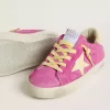 Junior Super-Star in pelle scamosciata rosa con stella giallo chiaro e linguetta sul tallone