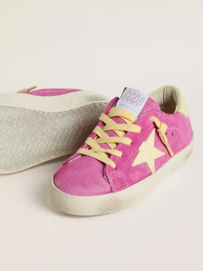 Junior Super-Star in pelle scamosciata rosa con stella giallo chiaro e linguetta sul tallone
