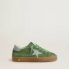 Junior Super-Star in pelle scamosciata verde con stella azzurra e linguetta sul tallone Junior Super-Star in pelle scamosciata verde con stella azzurra e linguetta sul tallone