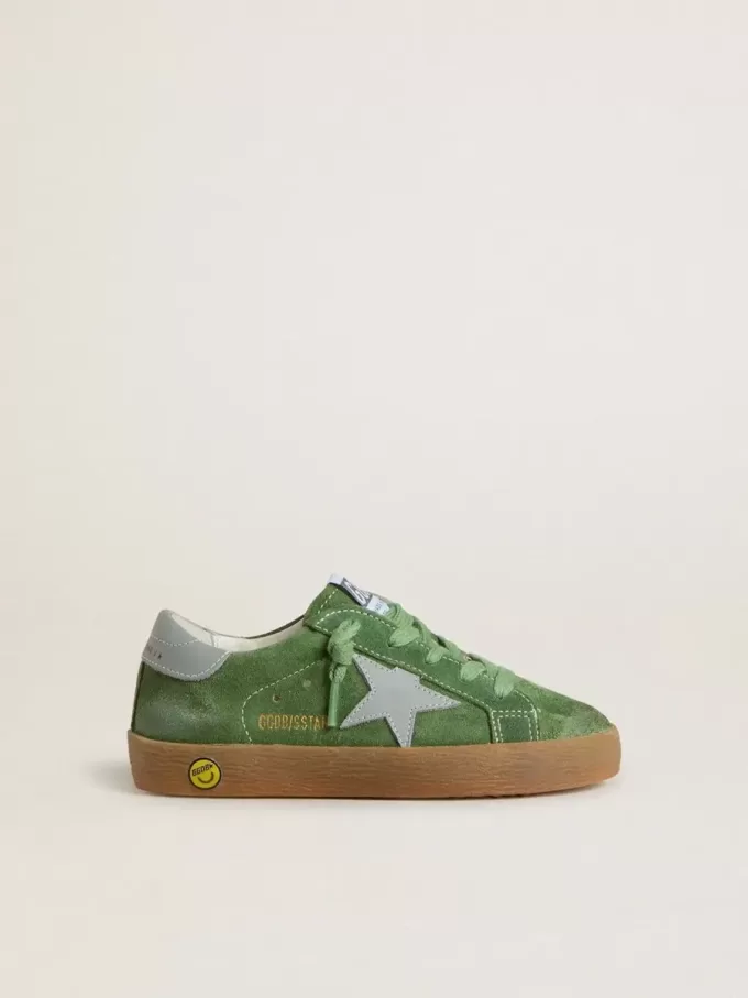 Junior Super-Star in pelle scamosciata verde con stella azzurra e linguetta sul tallone Junior Super-Star in pelle scamosciata verde con stella azzurra e linguetta sul tallone