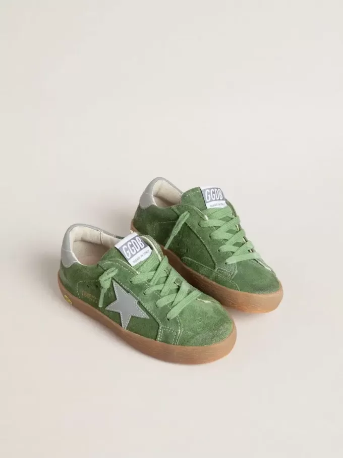 Junior Super-Star in pelle scamosciata verde con stella azzurra e linguetta sul tallone Junior Super-Star in pelle scamosciata verde con stella azzurra e linguetta sul tallone