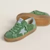Junior Super-Star in pelle scamosciata verde con stella azzurra e linguetta sul tallone Junior Super-Star in pelle scamosciata verde con stella azzurra e linguetta sul tallone