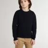 Maglione blu da bambino con collo a giro e scritta “Golden” sul retro