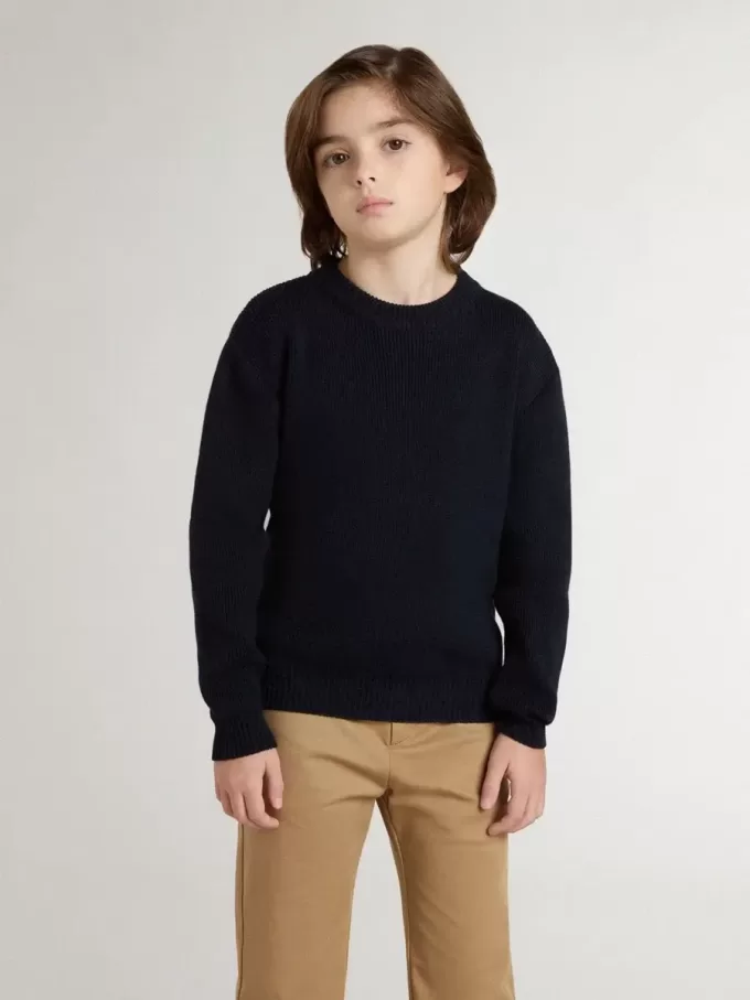 Maglione blu da bambino con collo a giro e scritta “Golden” sul retro