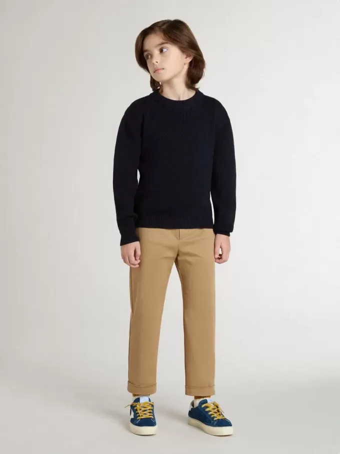 Maglione blu da bambino con collo a giro e scritta “Golden” sul retro