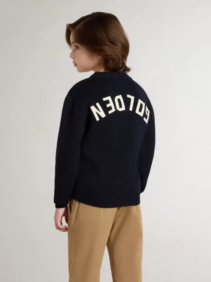 Maglione blu da bambino con collo a giro e scritta “Golden” sul retro