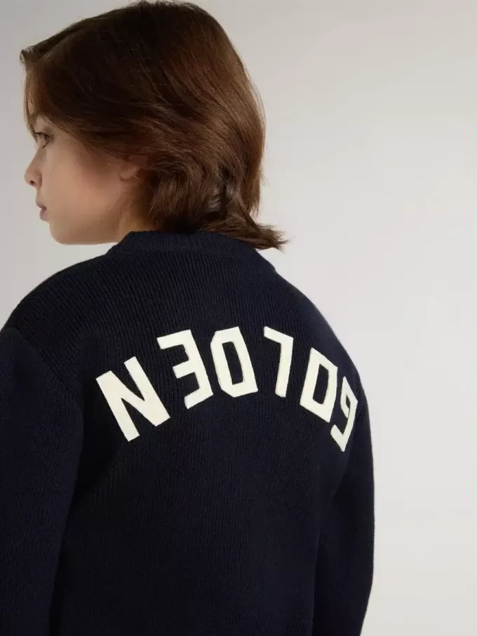 Maglione blu da bambino con collo a giro e scritta “Golden” sul retro