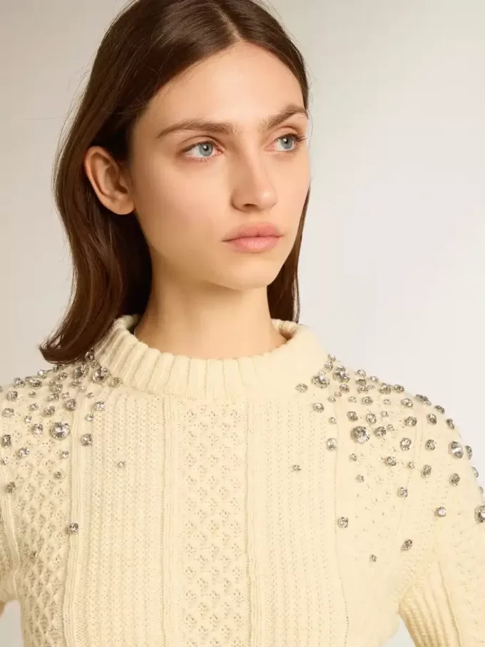 Maglione corto da donna bianco consumato con cristalli decorativi