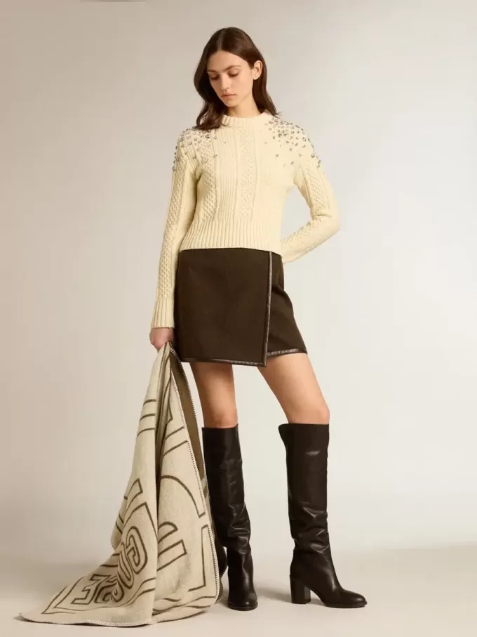 Maglione corto da donna bianco consumato con cristalli decorativi