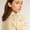 Maglione corto da donna bianco consumato con cristalli decorativi