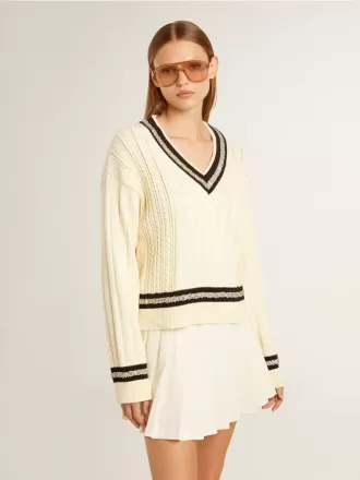 Maglione corto da donna con motivo a trecce, bordi a costine blu e cristalli Maglione corto da donna con motivo a trecce, bordi a costine blu e cristalli